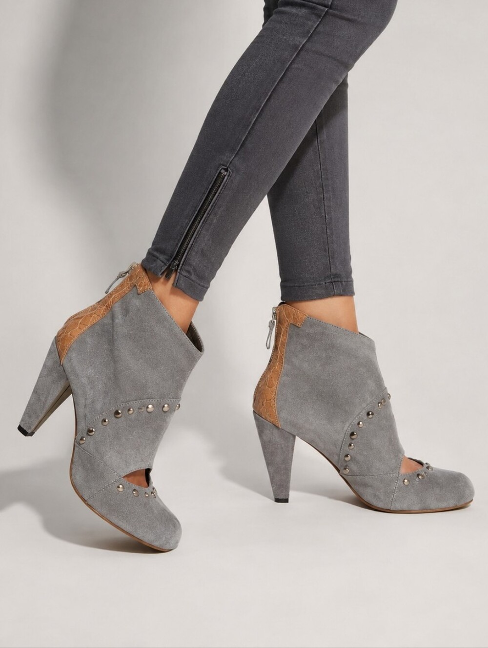 Kathryn Amberleigh Gray Suede Studded Leather Trim Ankle Booties Size 9